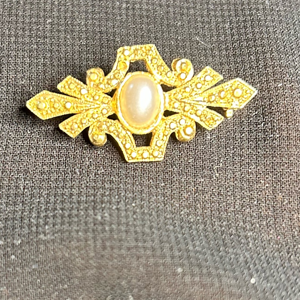 VTG Gold Tone Metal and fake pearl elegant brooch. Unbranded